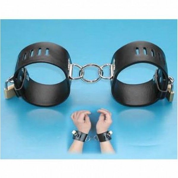 Черные кожаные наручники из качественной искусственной кожи