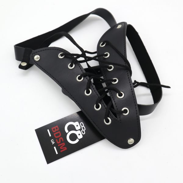 Женские кожаные черные фетиш стринги с завязками Lace Up Thong. Артикул: IXI14372