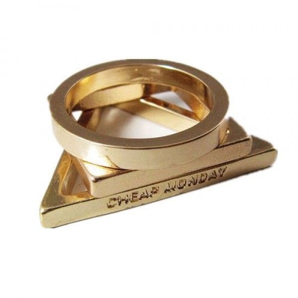 Стильное кольцо золотистого цвета. Артикул: IXI29573