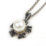 Necklace in the shape of a flower with rhinestones
