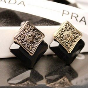 Square earrings with retro pattern. Артикул: IXI30145