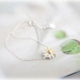 Shimmering necklace with flower