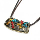 Necklace with a striking pendant made of rhinestone