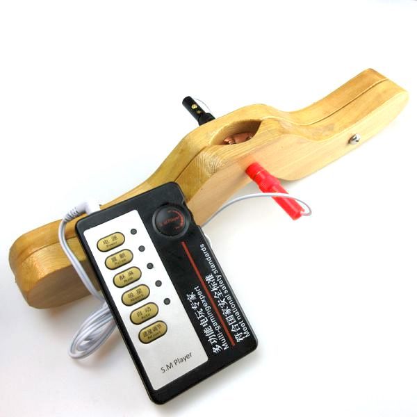 Electro-sex wooden penis / scrotum clamp - S. Артикул: IXI51617