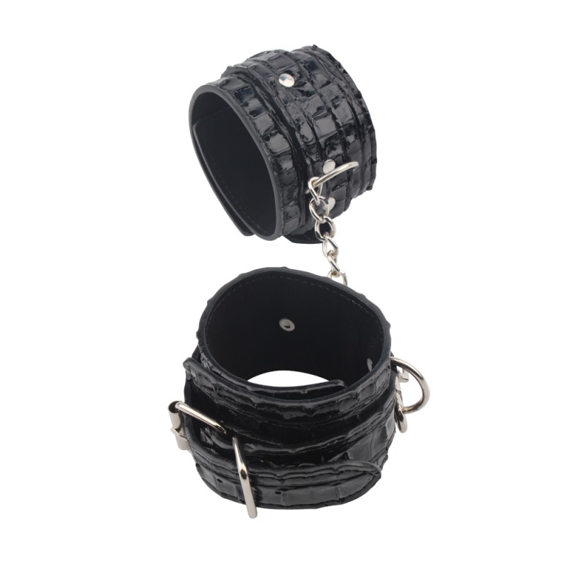 Черные лаковые наножники на цепочке Behave! Luxury Fetish Surrender Ankle Restraints. Артикул: IXI59297