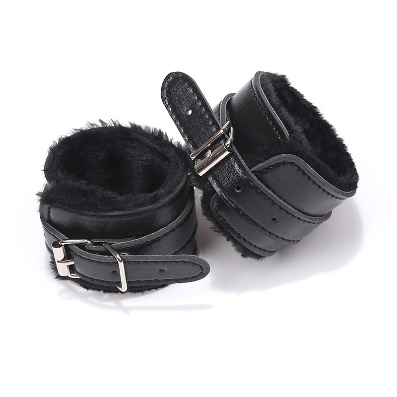 Черные кожаные бондажные наручники с мехом Premium Fur Lined Locking Restraints. Артикул: IXI62643