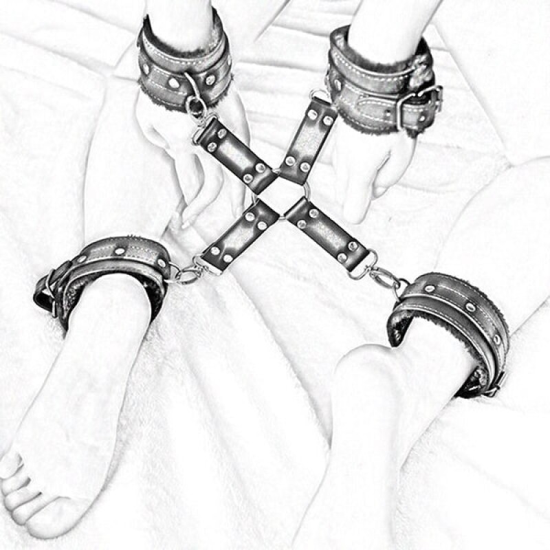Cross clamp for handcuffs and leggings Bdsm Cross Black. Артикул: IXI62840