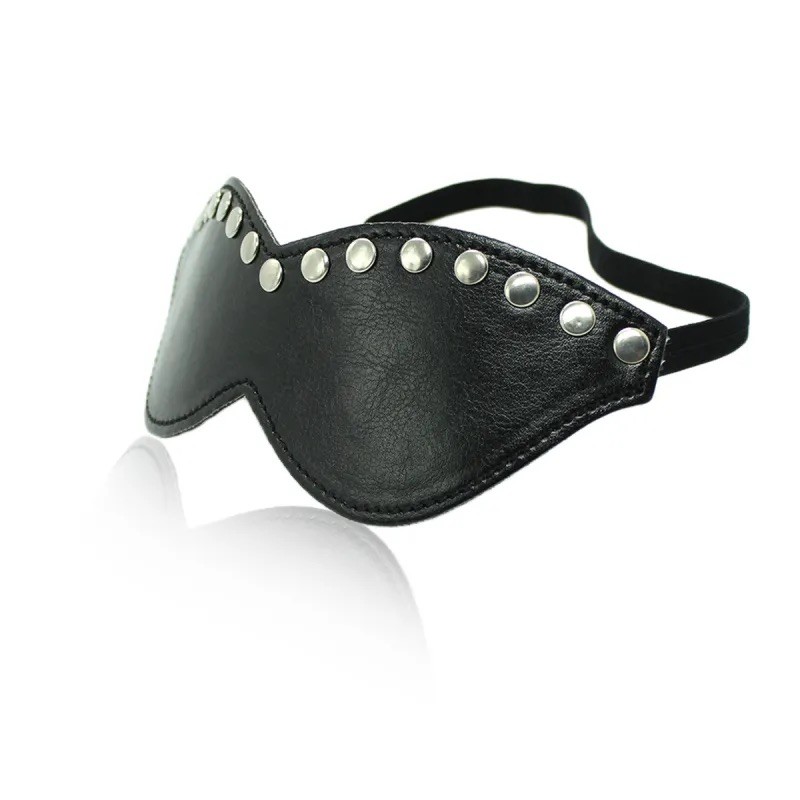 Маска игровая черная с заклепками Blindfold Fionissa. Артикул: IXI62844