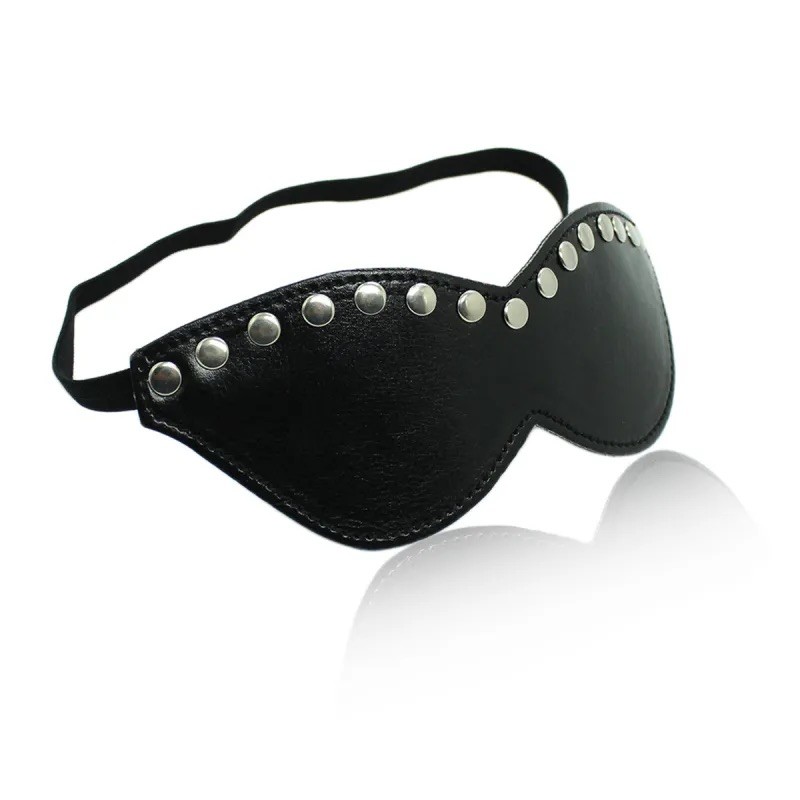 Маска игровая черная с заклепками Blindfold Fionissa. Артикул: IXI62844