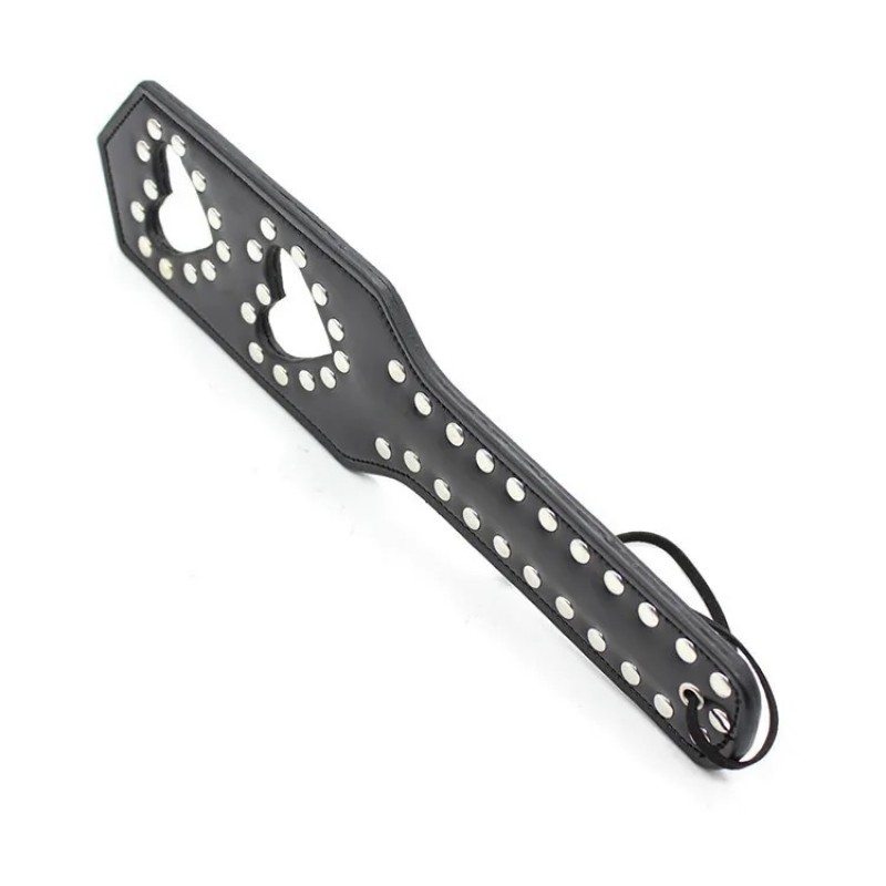 Черная шлепалка с заклепками Hearts Spanking Paddle. Артикул: IXI62983